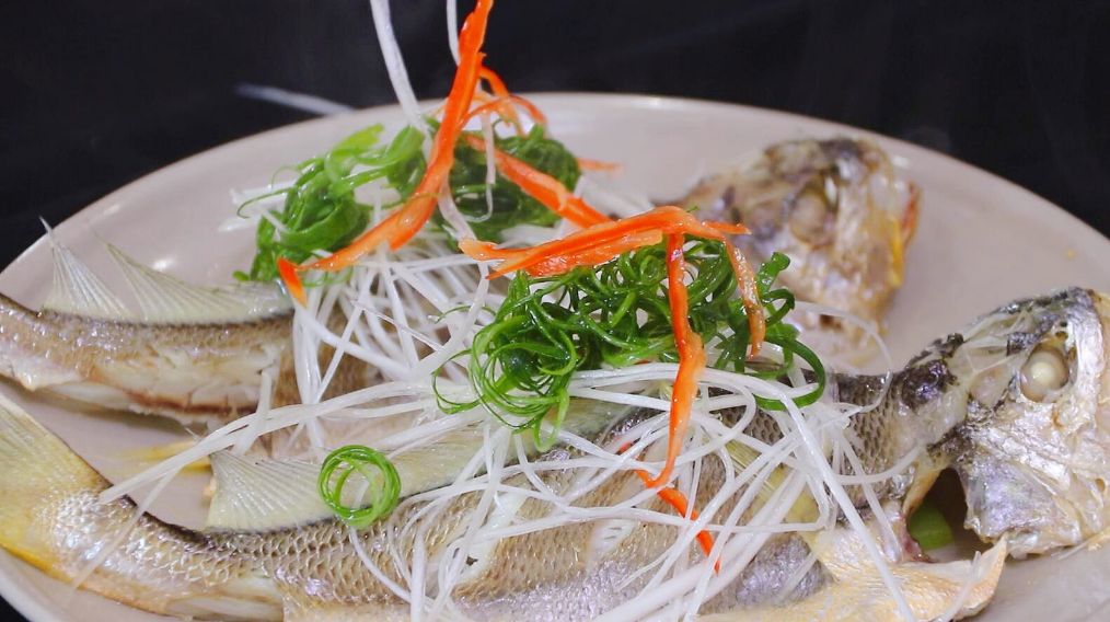 红烧黄鱼鱼肉鲜嫩不粘锅不破皮,黄鱼如何做最好吃