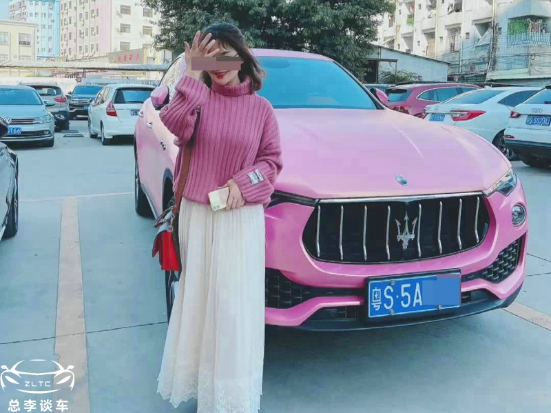 一辆粉色玛莎拉蒂，几十个微商拍不停，最后终于穿帮了