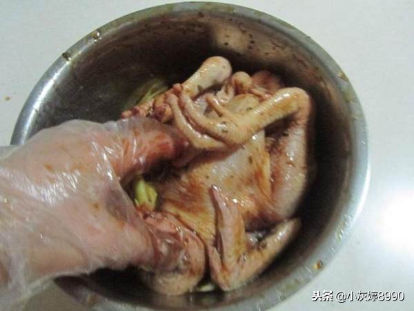 老婆把整只鸡放进了电饭煲不加一滴水吃饭时我连骨头都没放过