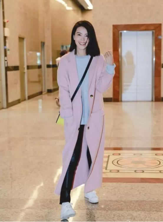 原来灰色系的穿搭也很耐看,深灰色衣服如何穿出减龄感