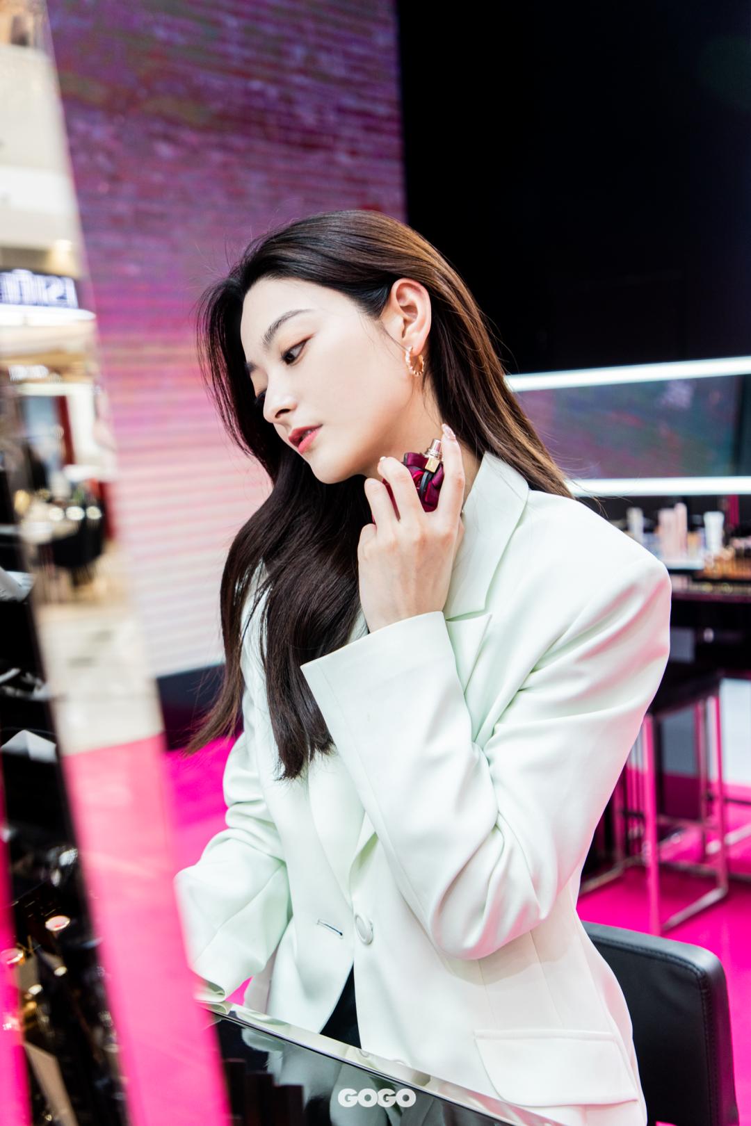 YSL直升机狂爱来袭，带你穿越巴黎，“上天”告白