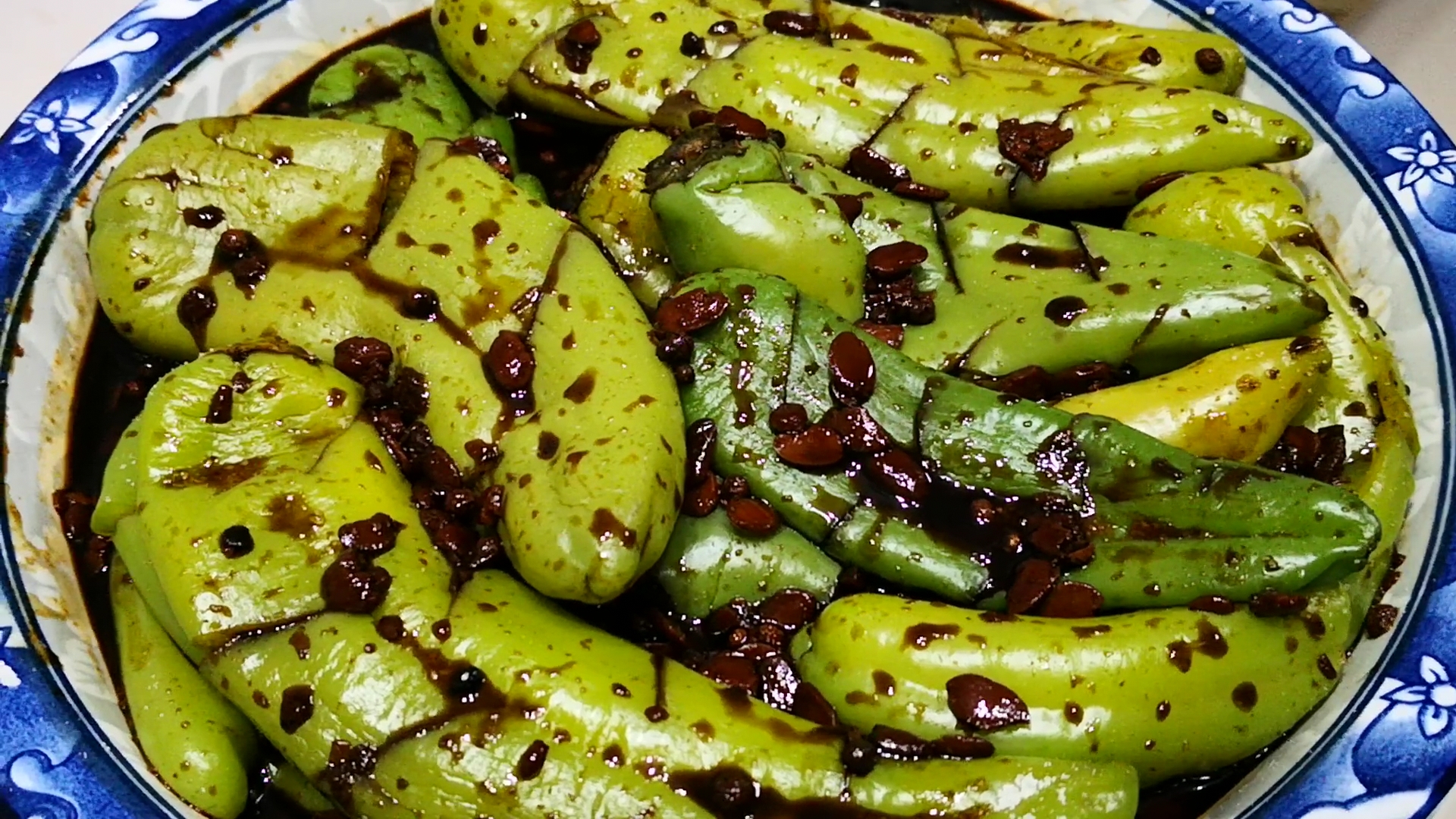 尖辣椒放在锅里蒸一蒸,辣椒放锅里蒸一蒸