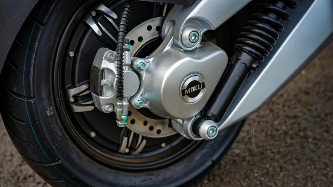 黑科技的电摩MIKUSuper：汽车级锂电双芯双动力指纹解锁