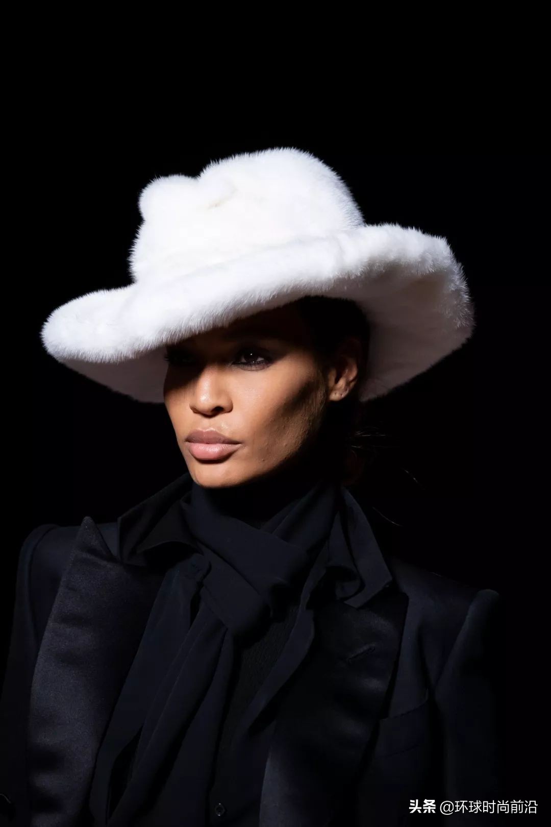 适合冬季脸大显脸小的帽子 (大圆脸适合什么帽子秋冬)