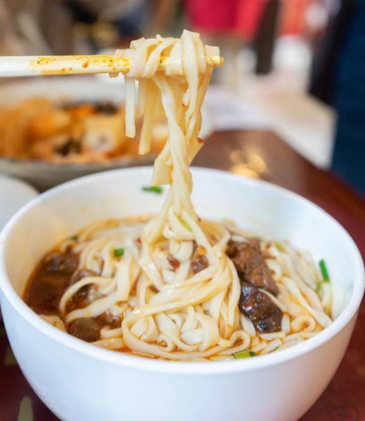 第一时间就是吃一碗广西特点米粉,湖南米粉最正宗的吃法