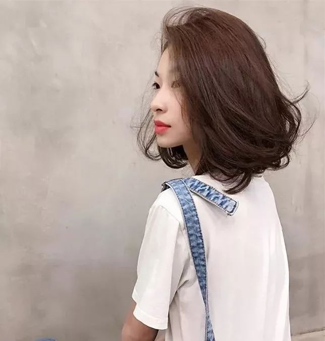 超短齐刘海短发发型,适合长脸齐耳短发最新发型