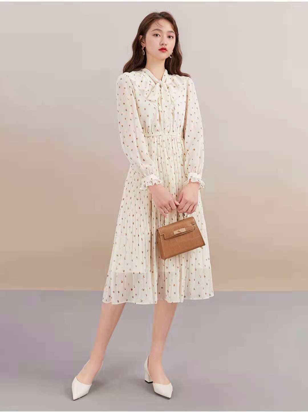 在这个舒适的秋季，穿优雅的长袖连衣裙最时髦，显气质又有女人味