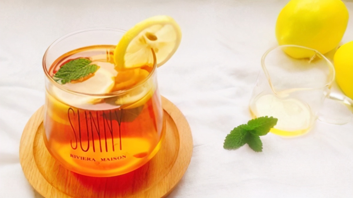 山东“大葱花椒柠檬茶”，葱当吸管喝，下面是花椒，网友：绝了