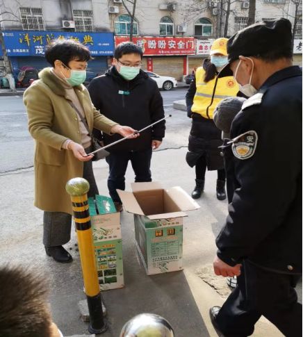 战疫志愿者坚守一线,抗击疫情志愿者守村口