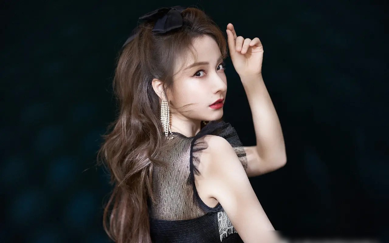 吴昕有哪些时髦又吸睛的穿搭,吴昕穿紫裙配什么发型