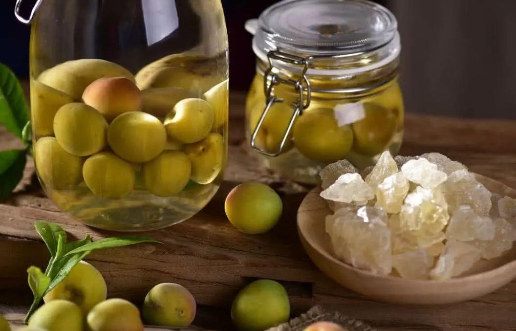 青梅酒用浓香还是酱香好喝,青梅酒最好选什么白酒