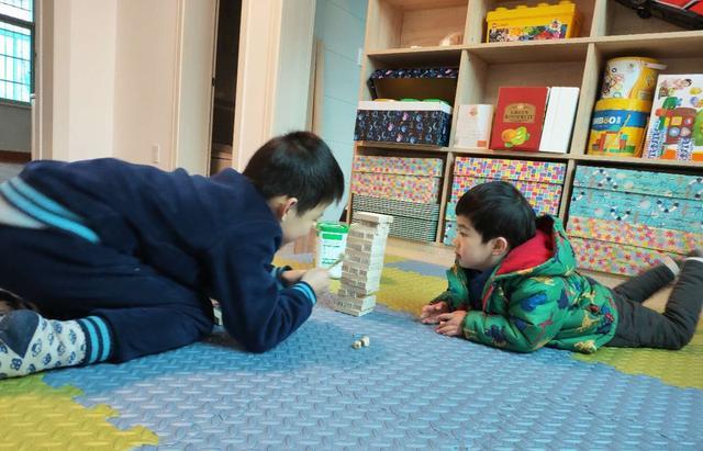 小小兄弟俩在家足不出户父母值守在抗疫一线共同体验喜乐生活