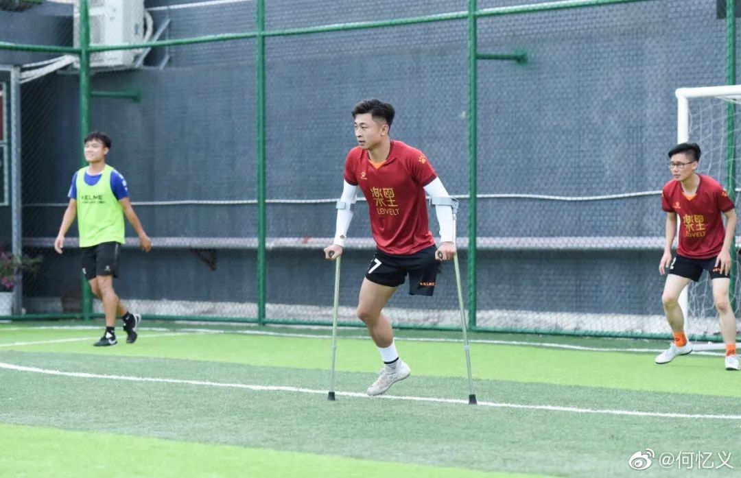 独腿男子拄拐杖射门,独腿小伙球场内拄拐飞奔热血射门