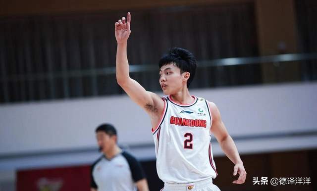 广东宏远抢篮板胡明轩,广东小将抢板易建联