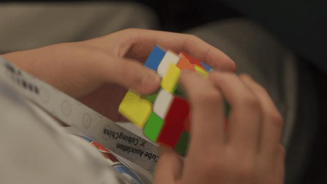 孩子玩什么魔方对学习有帮助,孩子喜欢玩魔方如何培养专注力