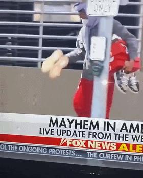 假鞋贩子隔空给黑人兄弟送补给，全球开启“地摊经济”模式