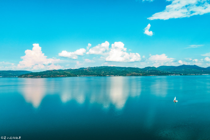 在高山湖泊边拍摄的风景照片湖底,绝美天池风光摄影照片