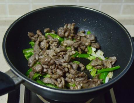 大葱炒羊肉羊肉要焯水吗,炒羊肉之前需要焯水吗