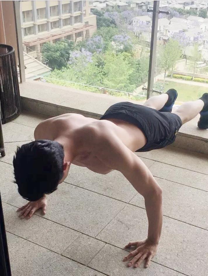 林更新配图闭嘴吧狗,林更新赵丽颖采访闭嘴