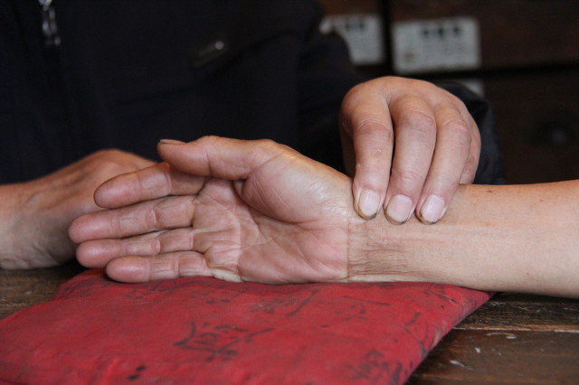 散寒温阳祛湿为主的药,阳虚口干舌燥生津中药