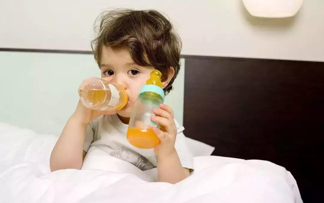 1岁内宝宝能不能长久喝纯净水,大人小孩喝这七种水不用去医院了