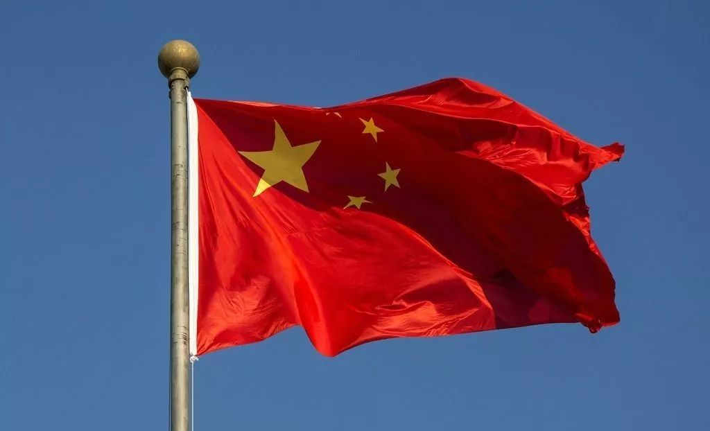 1949年，他设计的五星红旗当选为*旗国**，毛主席盛赞：就是要大团结