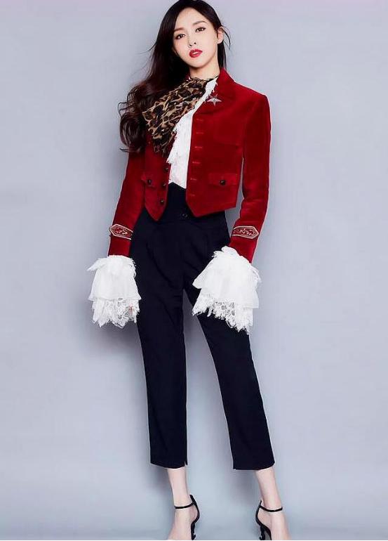 唐嫣越来越奔放了，真空礼服“挖三洞”，奈何无“料”可秀