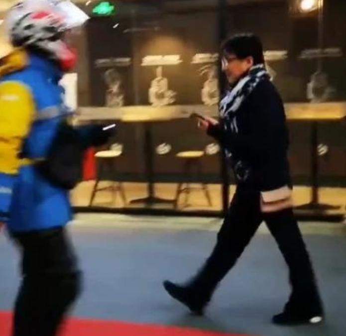 成龙带房祖名拍戏,成龙房祖名近照