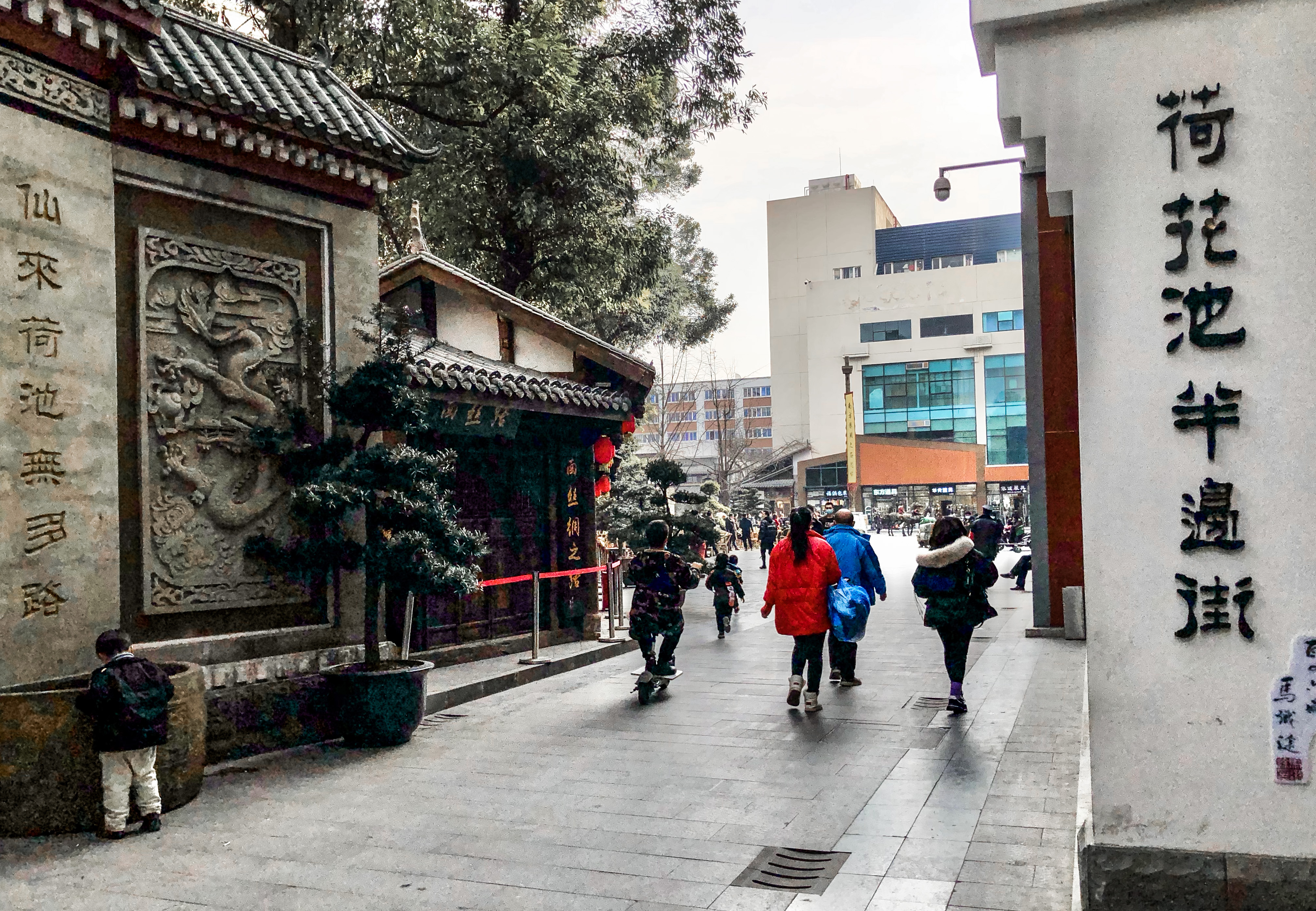 曾是成都“最牛”的服装城，凌晨三点就开始营业，单日能卖十几亿