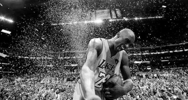 斯台普斯悼念科比出场,科比追悼会杰克逊演讲