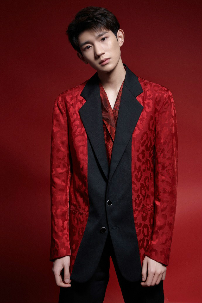 tfboys易烊千玺白衬衫,tfboys十周年易烊千玺穿搭