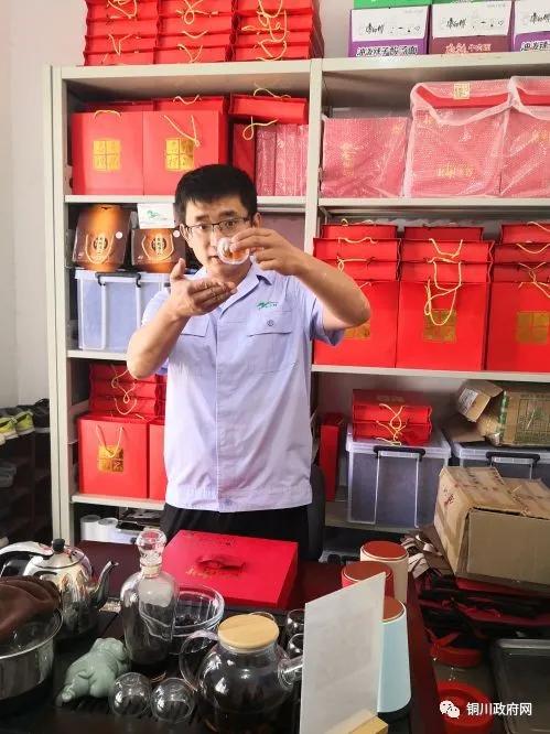 脱贫攻坚直播带货给家乡产品代言,决胜脱贫攻坚直播间