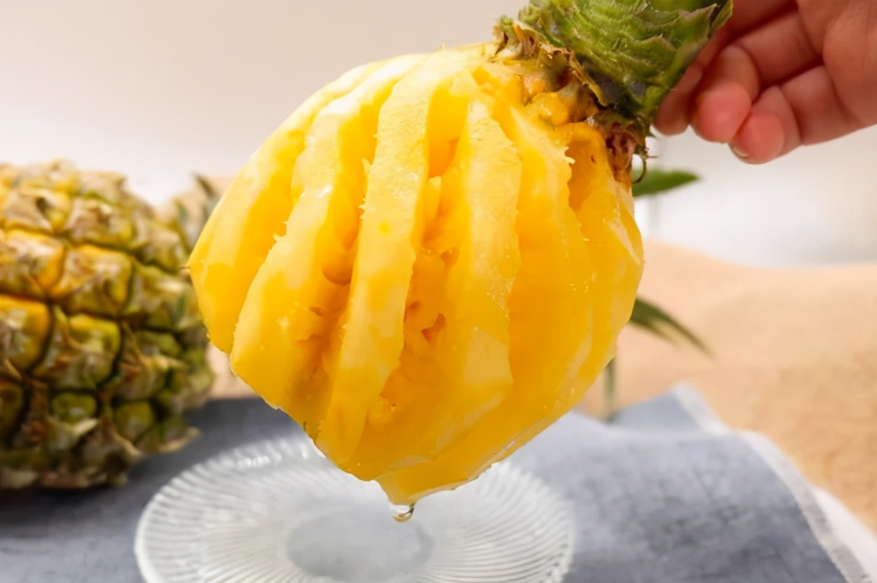 菠萝怎么用盐水泡着吃,吃菠萝之前除了泡盐水还能怎么用
