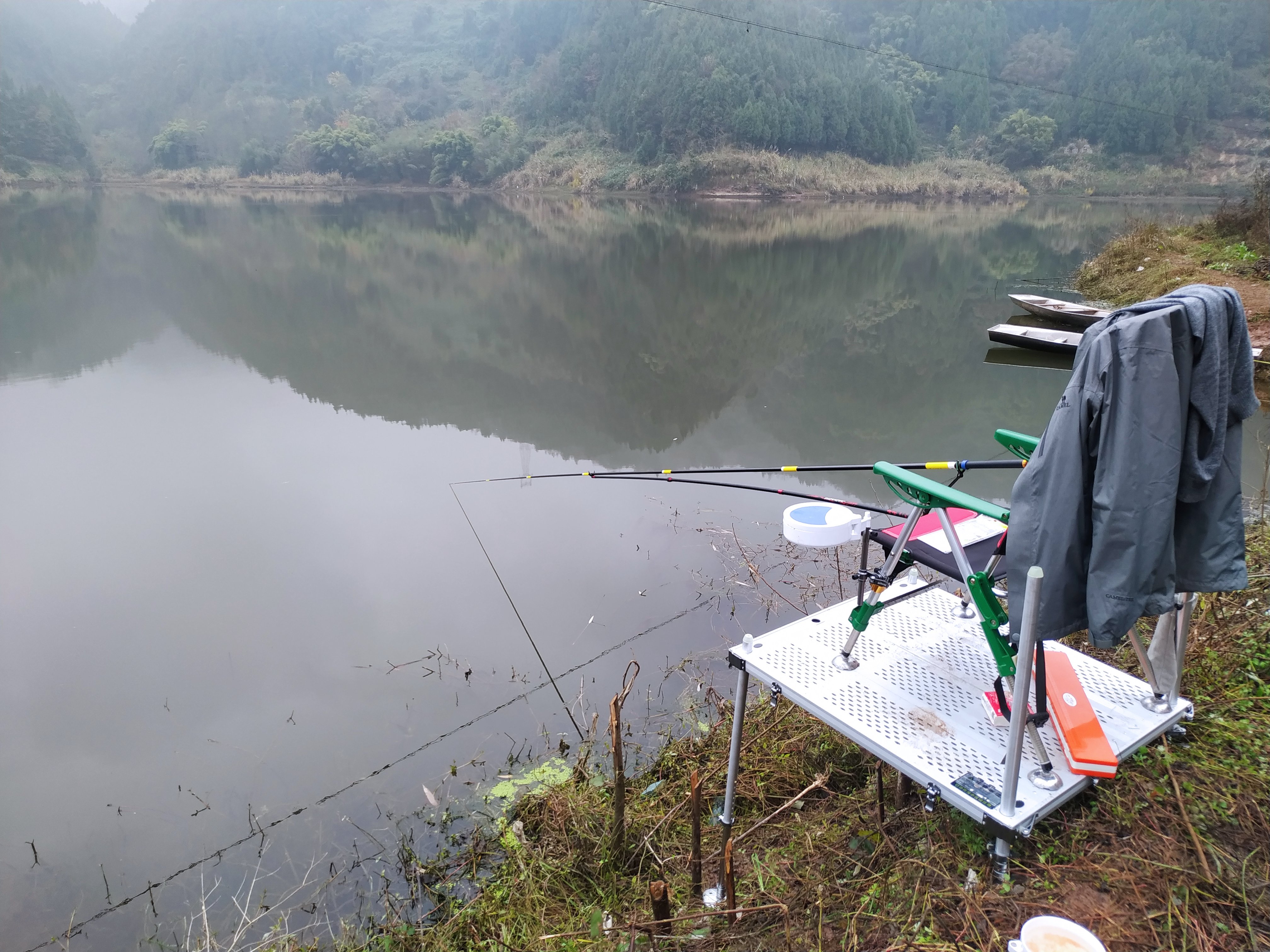 在钓台上钓鱼用钓椅好还是钓箱好,钓鱼大家用钓椅还是钓箱还是钓台