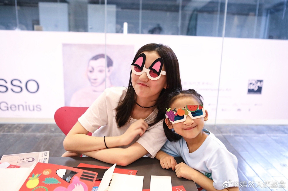 16岁李嫣近况模样大变,13岁李嫣罕见晒与闺蜜合照