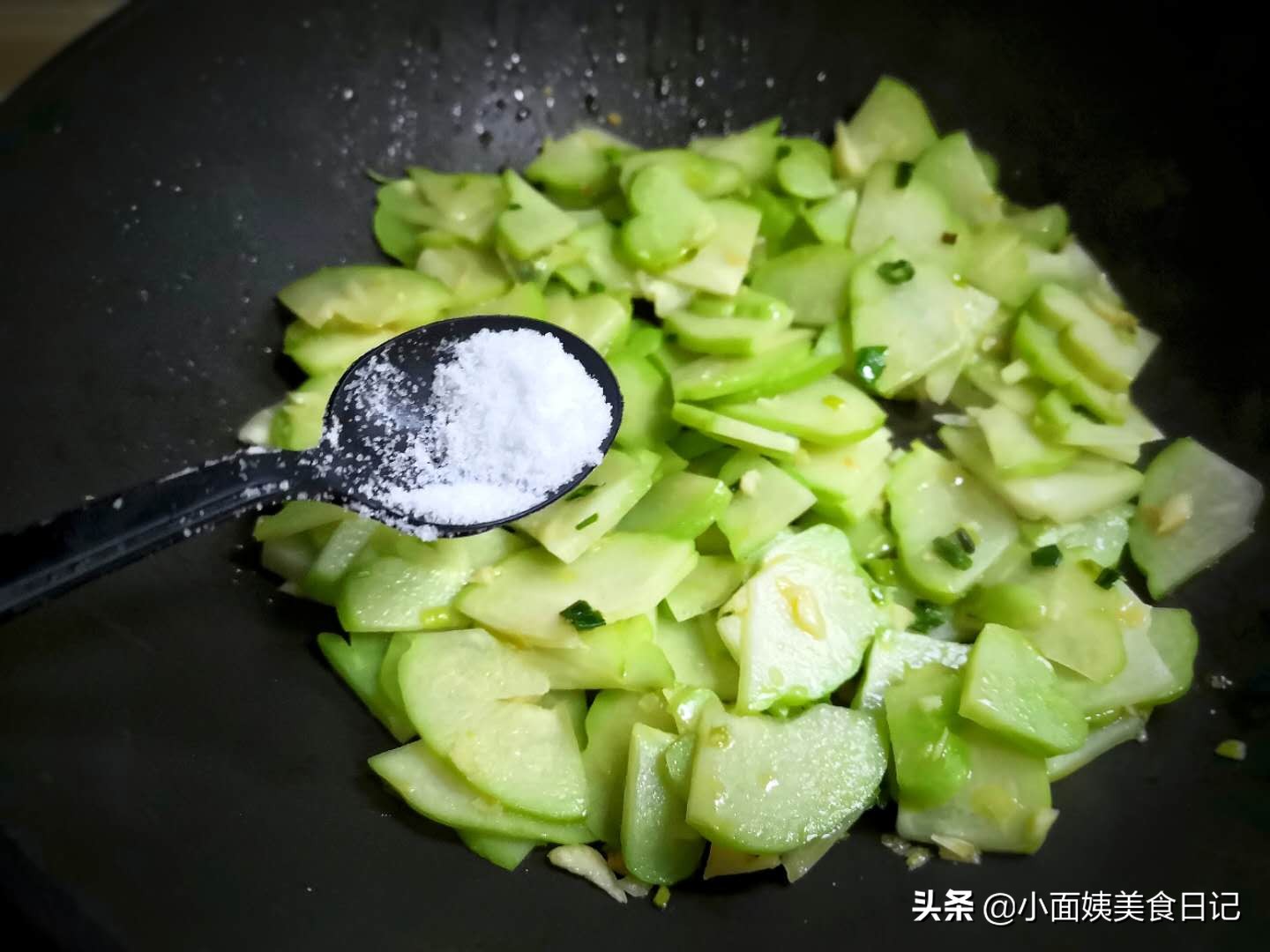 10月这个菜大量上市，我家经常买，炒鸡蛋特下饭，全家都爱吃