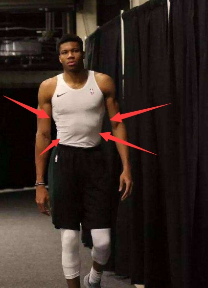 欧文拉杆极限闪躲字母哥,欧文面对字母哥展现花哨运球