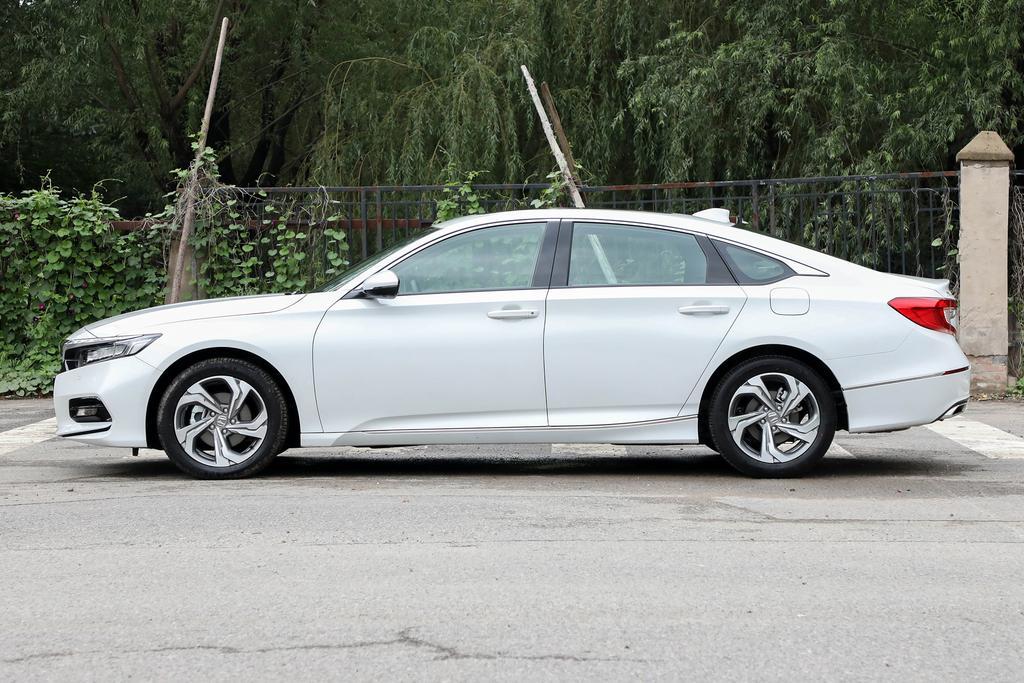 本田雅阁22款260turbo幻影尊贵版,雅阁260turbo豪华版新车价格