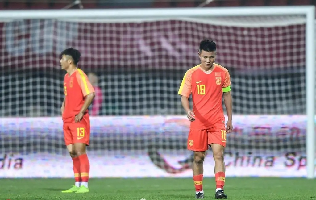 最新进展：韩国球员*辱侮**奖杯，真的是国足技不如人吗？