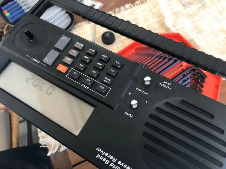 冲动购买被迫更换DrakeSW8台式收音机糟糕的按键面板