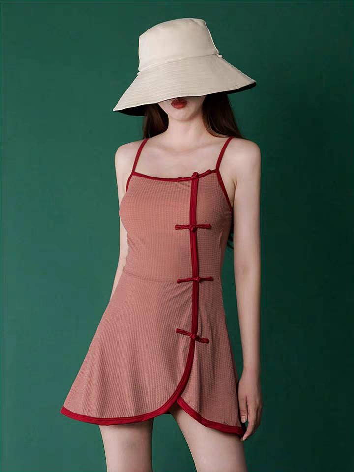 什么样的泳衣穿起来好看有高级感,如何选到又好看又保守的泳衣