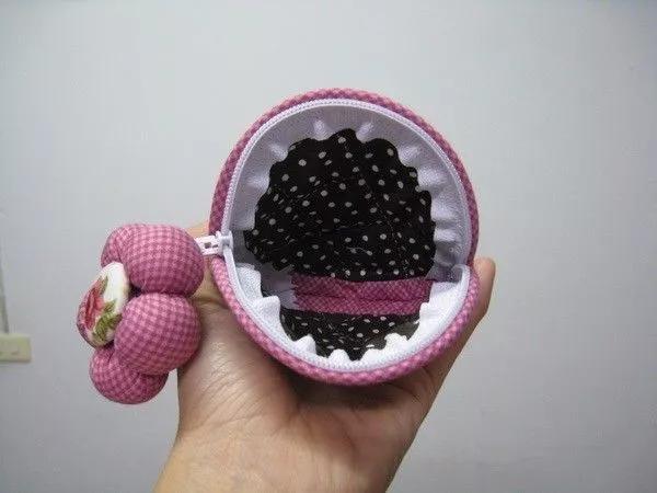 在家用几块小碎布，就能做个玫瑰零钱包，闺蜜看了都想要！附教程