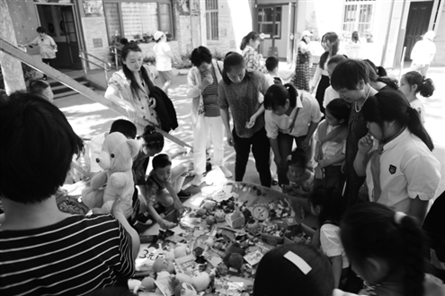 61儿童节在一起是最好的礼物？90后女大学生回乡养蚂蚱亩赚4万？