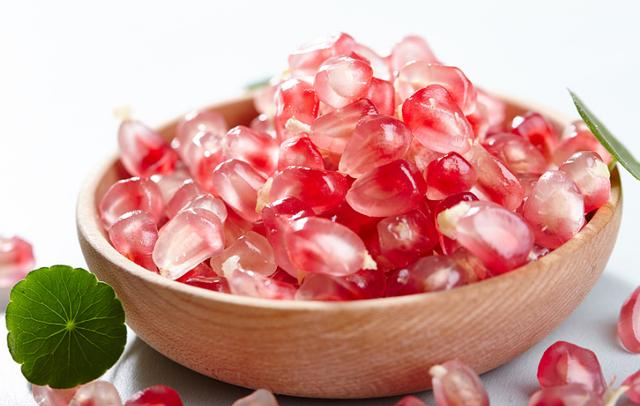 秋天吃石榴的功效,秋天吃石榴有什么好处有禁忌吗