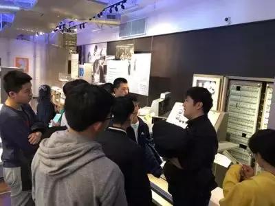 这帮人要策划去斯坦福大学玩机器人，就是价格小贵，心痛