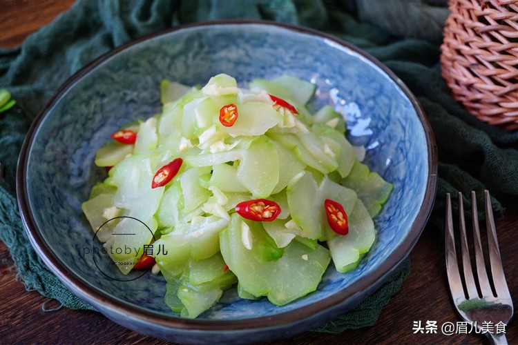 秋天减肥，这瓜别放过，仅2元一斤，拌一拌就上桌，大口吃不长肉