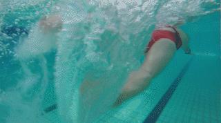 自由泳划水和打腿不协调怎么解决,自由泳想怎么游就怎么游