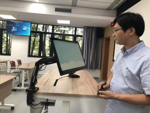 又是别人家的大学！教室里贯串“智慧”