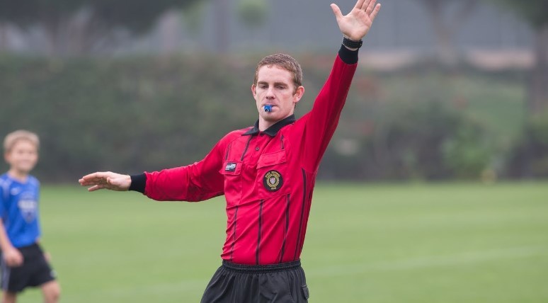 足球裁判需要怎么样的标准,怎样才能当足球裁判