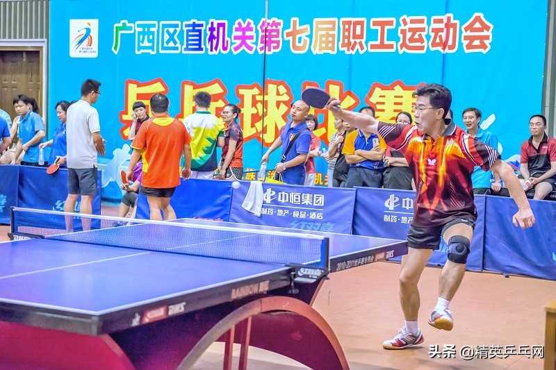 羽毛球庆祝比赛胜利折断球拍,羽毛球运动员球拍在场上折断